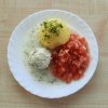 Pulpet drobiowy w sosie koperkowym z ziemniakami, surowka z pomidora i cebulki
